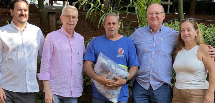 Prefeito Chico entrega novos uniformes aos funcionários do Meio Ambiente